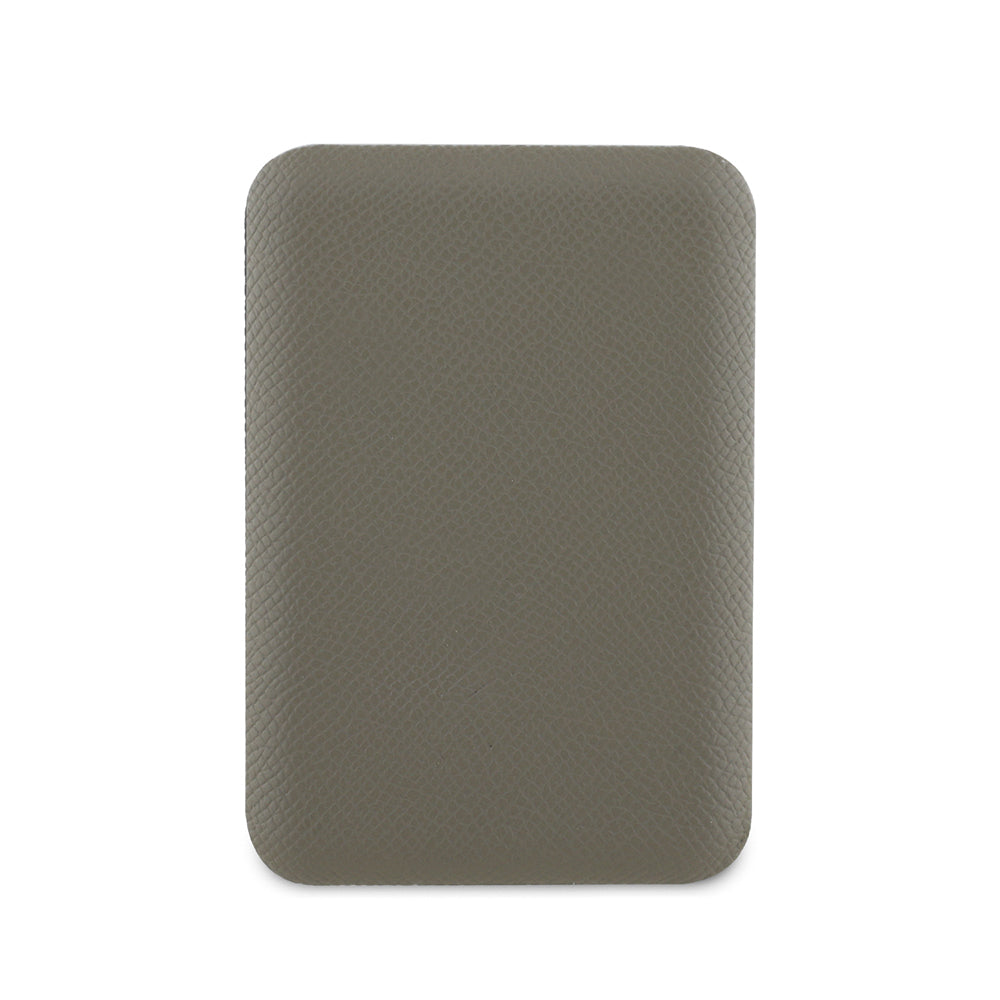 Guess Orjinal Lisanslı Dijital Led Göstergeli PU Deri Yüzey Üçgen Logolu Powerbank 5000mAh 15W Kahverengi