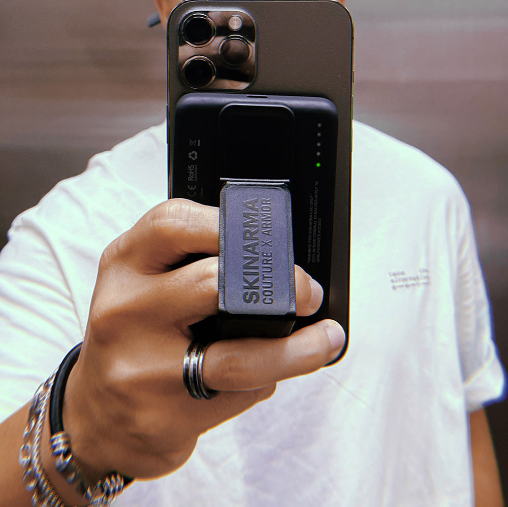 SkinArma Kira Kobai Holografik Tasarımlı Standlı Wireless ve PD Hızlı Şarj Özellikli Powerbank 15W 5000mAh Gümüş