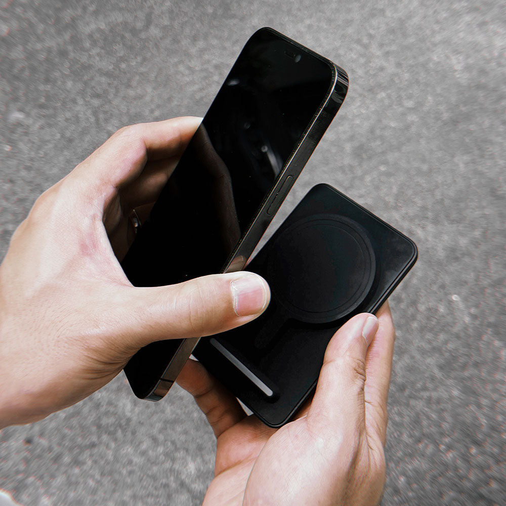 SkinArma Kira Kobai Holografik Tasarımlı Standlı Wireless ve PD Hızlı Şarj Özellikli Powerbank 15W 5000mAh Siyah