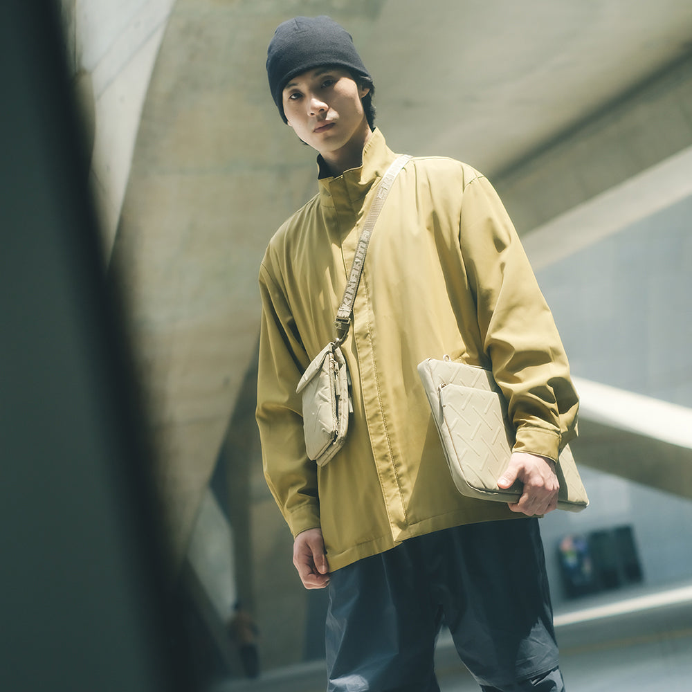 Skinarma Sling Pouch Juno Cross-Hatch Desenli Naylon Scout Boyun Askı Kayışlı Çapraz Vücut Çantası Siyah