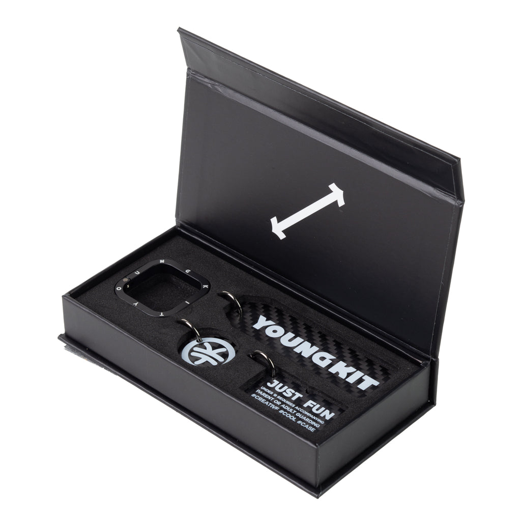 YoungKit Karbon Fiber Görünümlü Logolu Anahtarlık Siyah